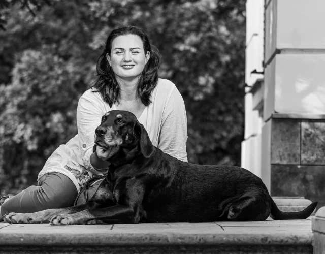 Fotózáson voltunk. Az egyik legjobb közös képe Zsuzsinak Dongóval! Fotó: Solymos Ákos Fotó blog #fotózás #Tata #angolpark #Zsuzsi #Dongó #solymosákos #solymosakosfotoblog